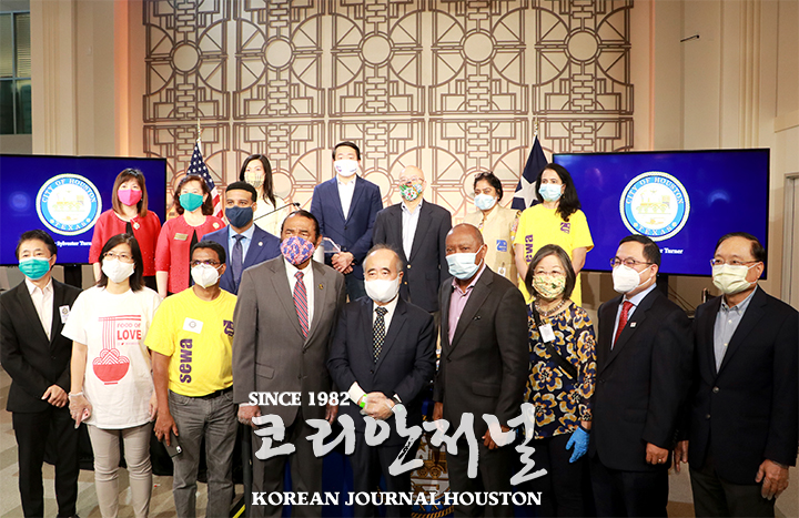 “아시안 커뮤니티 떨어진 위상을 되살린다” 2 3. Asian Americans Salute Frontline Hero 2 1