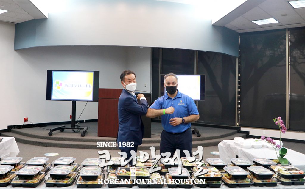 2. 안명수 총영사 해리스카운티 보건국에 도시릭 전달 1 1