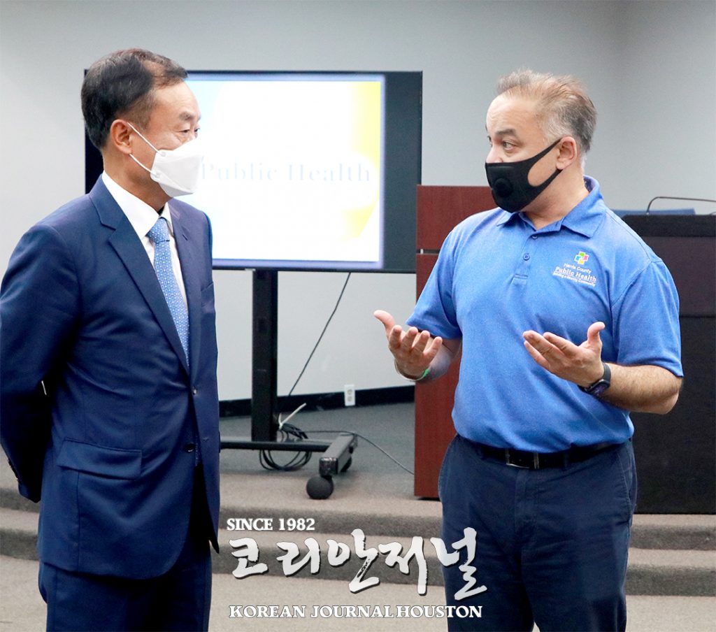 2. 안명수 총영사 해리스카운티 보건국에 도시릭 전달 2 1