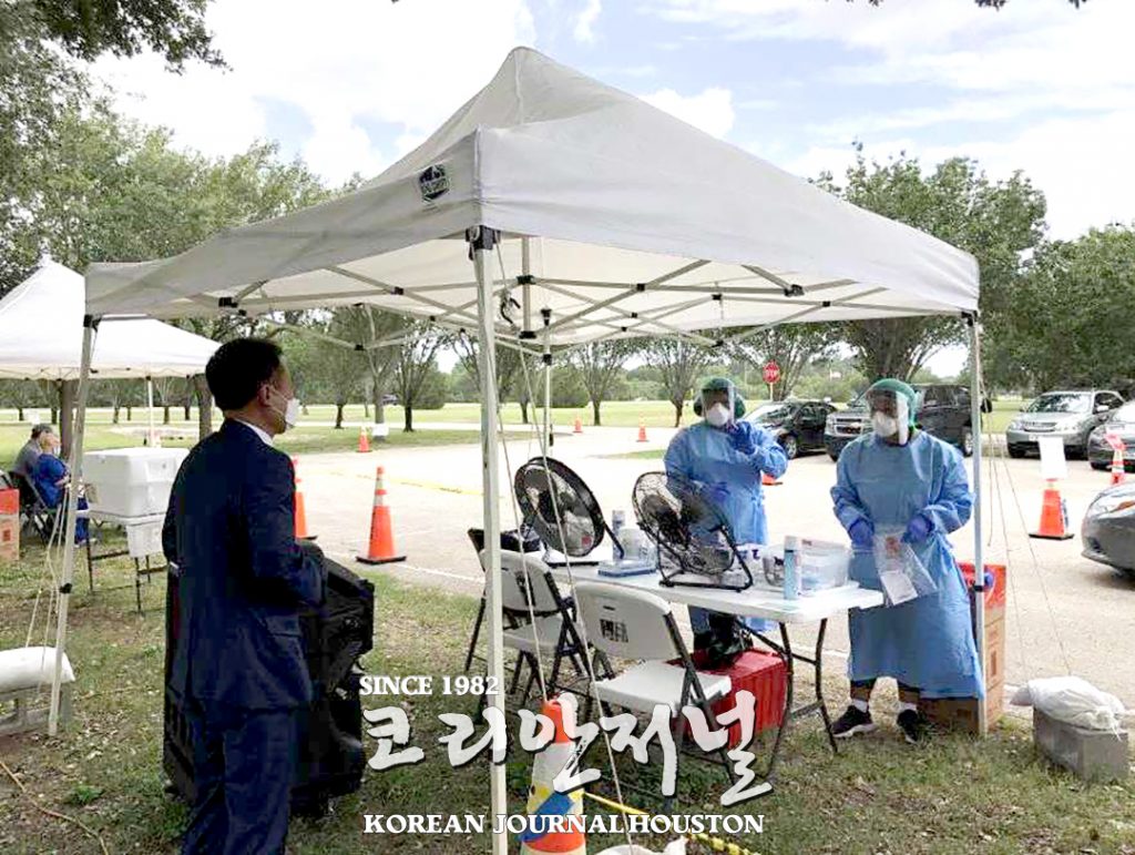 2. 안명수 총영사 해리스카운티 보건국에 도시릭 전달 4