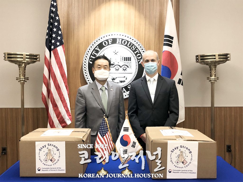 휴스턴 총영사관, 휴스턴 시에 한국산 마스크 1천500매 전달 1 3 2. 휴스턴 총영사관 마스크 전달 1