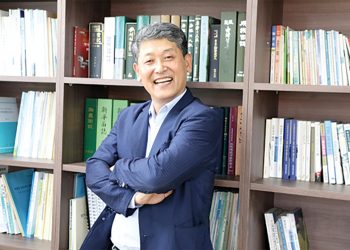 글자와 삽화가 만나는 ‘현대판 풍자시’