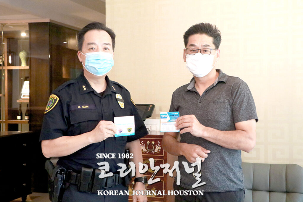 <포토뉴스> 신창하 한인회장, HPD에 5천 달러 상당 한식당 이용권 전달 1 6 2. 포토뉴스 한인회 HPD에 식당이용권 전달
