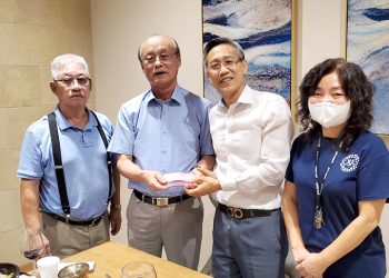 배창준 회장, 하호영 노인회장과 회원들에 ‘깜짝 선물’ 전달
