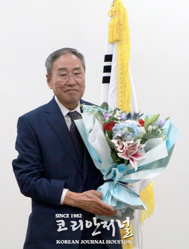 2. 신임 이흥재 노인회장 1