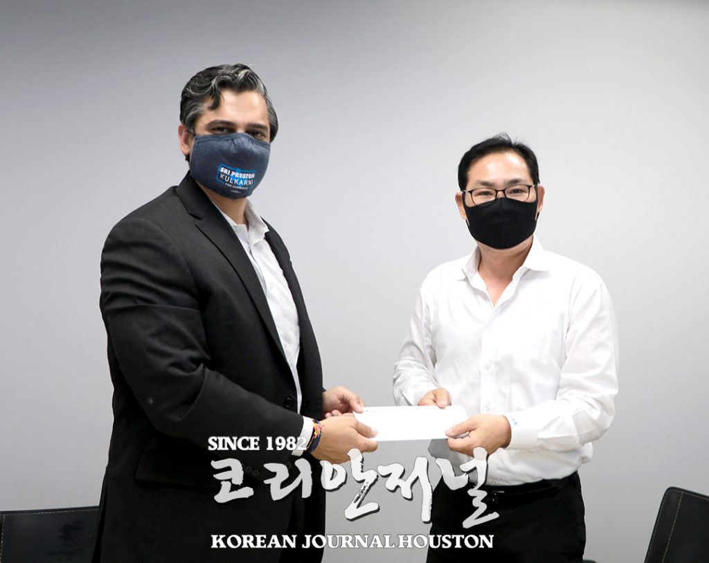 휴스턴 한인사회, 미 연방하원의원 Sri Kulkarni 후보에 후원금 1만 여불 전달 1 4. Sri 후원금 전달 1