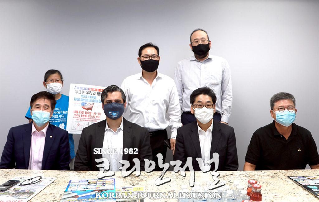 휴스턴 한인사회, 미 연방하원의원 Sri Kulkarni 후보에 후원금 1만 여불 전달 2 4. Sri 후원금 전달 2