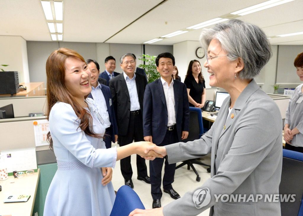 15주년 맞는 영사콜센터… 해외체류 국민보호 시스템 강화 2 8 1. 15주년 영사콜센터 2