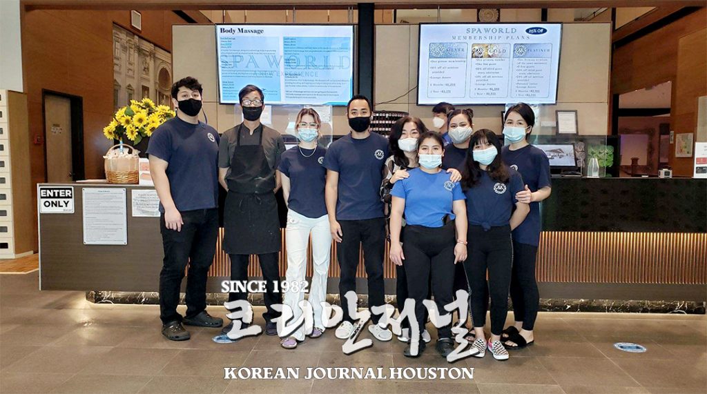 “손님들과 직원들이 함께 이겨낸 시간” 1 5 1. 스파월드 기사 사진 스파월드 직원들