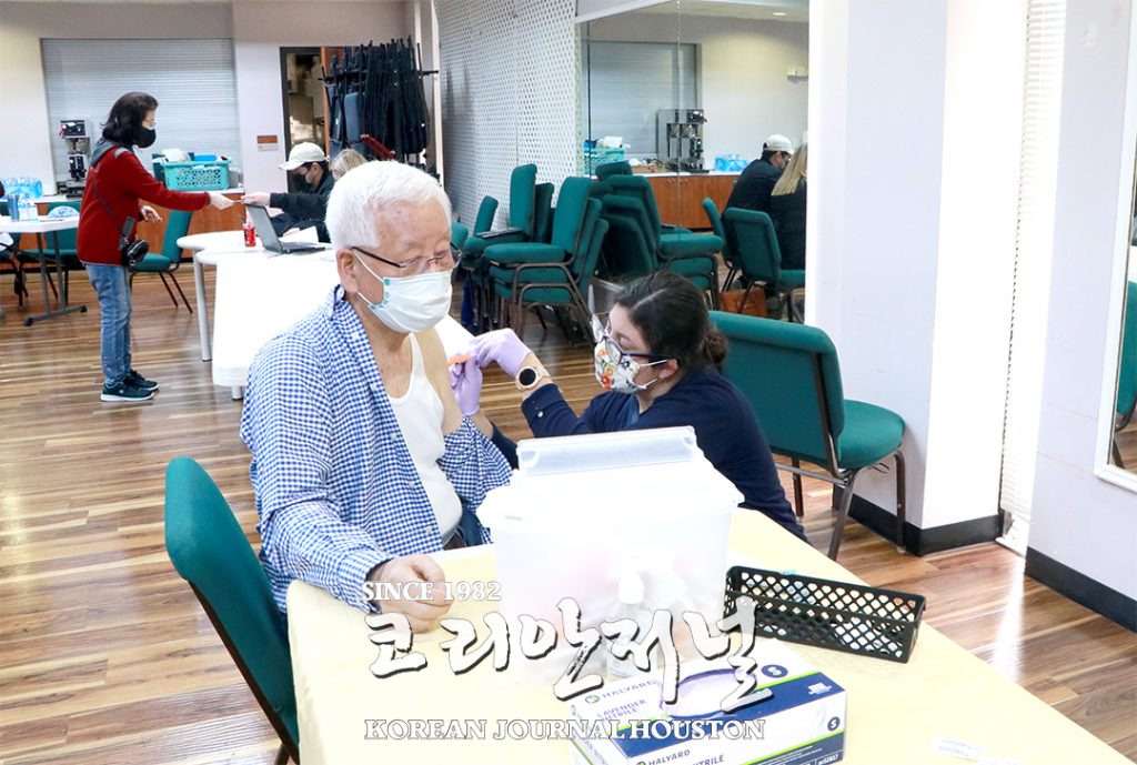 5일 한인회관에서 총 89명 백신주사 맞아 “이제야 한숨 돌려요” 2 3 1. 한인회관 백신 접종 1