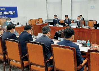 팬데믹으로 또 폐쇄되면? “재외선거 우편투표 허용하라”