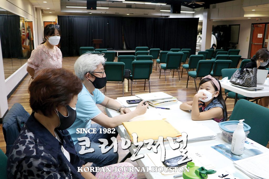 휴스턴 한인학교, 가을학기 등록일에 107명 접수, “순조로운 출발” 1 5 1. 한인학교 가을학기 등록 1