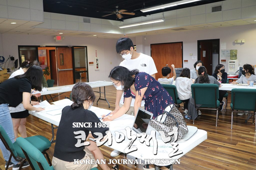 휴스턴 한인학교, 가을학기 등록일에 107명 접수, “순조로운 출발” 2 5 1. 한인학교 가을학기 등록 2