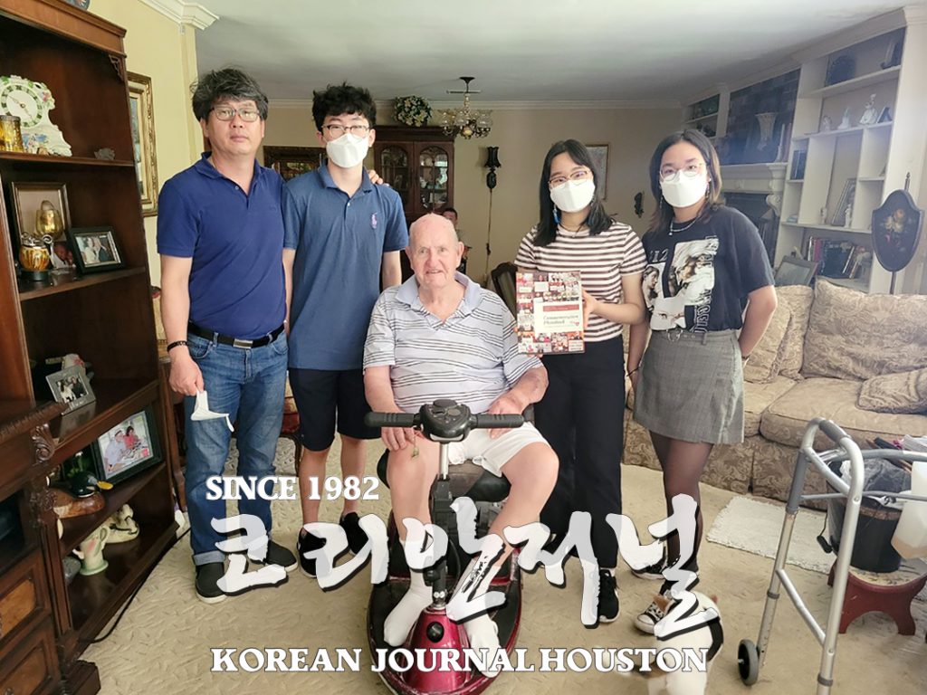 “참전용사님, 이제는 우리가 힘이 되어 드릴께요” 4 7. 알칸사 한국전 참전용사 기념앨범 배포 4