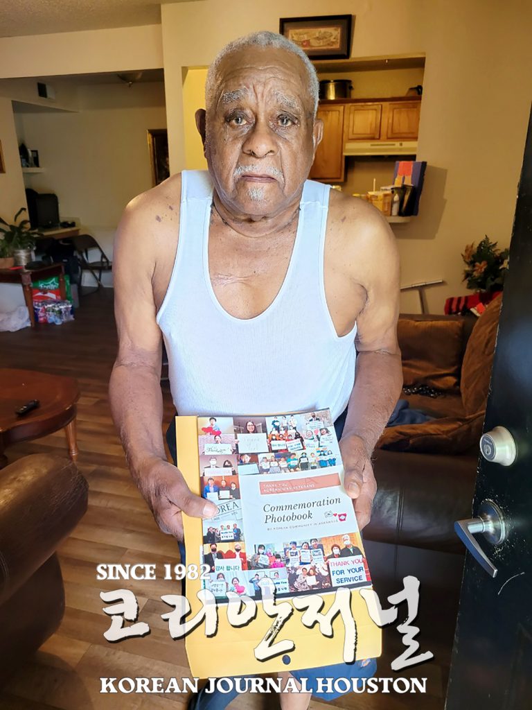 “참전용사님, 이제는 우리가 힘이 되어 드릴께요” 3 7. 알칸사 한국전 참전용사 기념앨범 배포 5