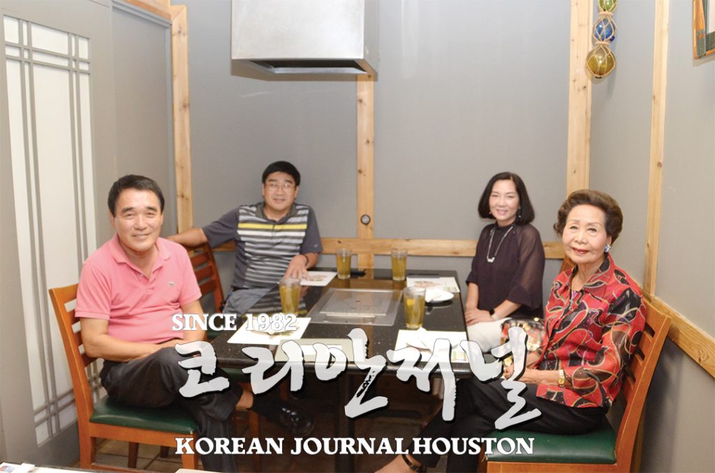 호남향우회, 추석 맞아 봉사단체 3곳 각 1천불 전달 1 3 1. 호남향우회 성금 전달