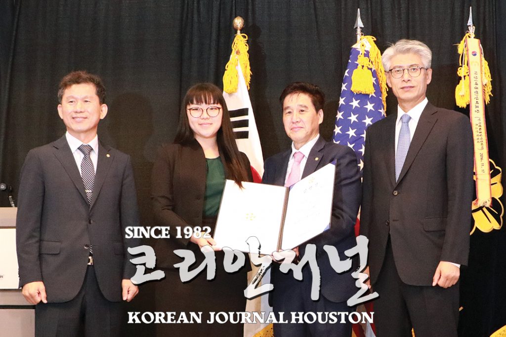 “명예직에 그치지 않고 각 분야 왕성한 활동 기대” 3 5 1. 민주평통 명예자문위원 3. 고예원