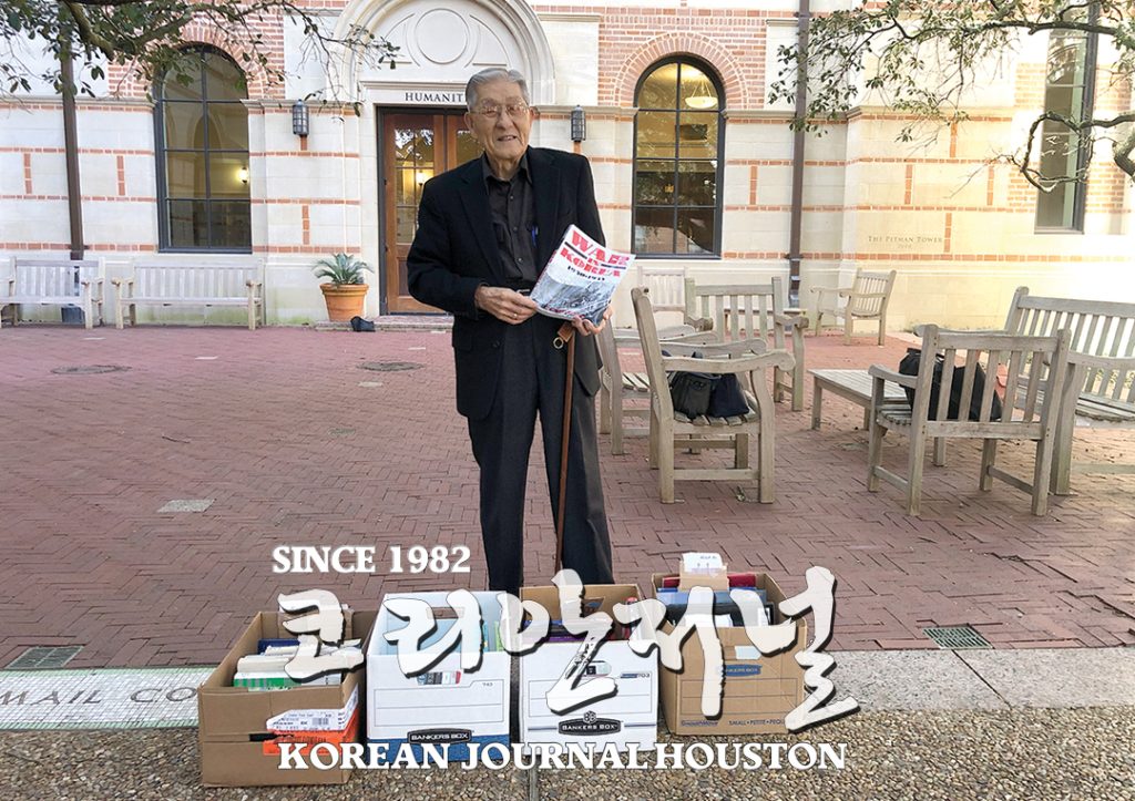 “코리안 커뮤니티 이름 꼭 넣어 달라” 1 2 1. 박남영 전 한인회장 도서 기부 1