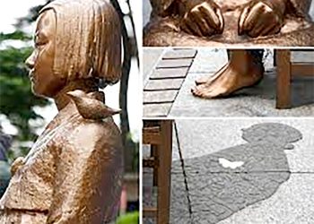 ‘잊지 않겠다’ 함께 맞는 비, “평화의 비 소녀상” 판매, 홍보