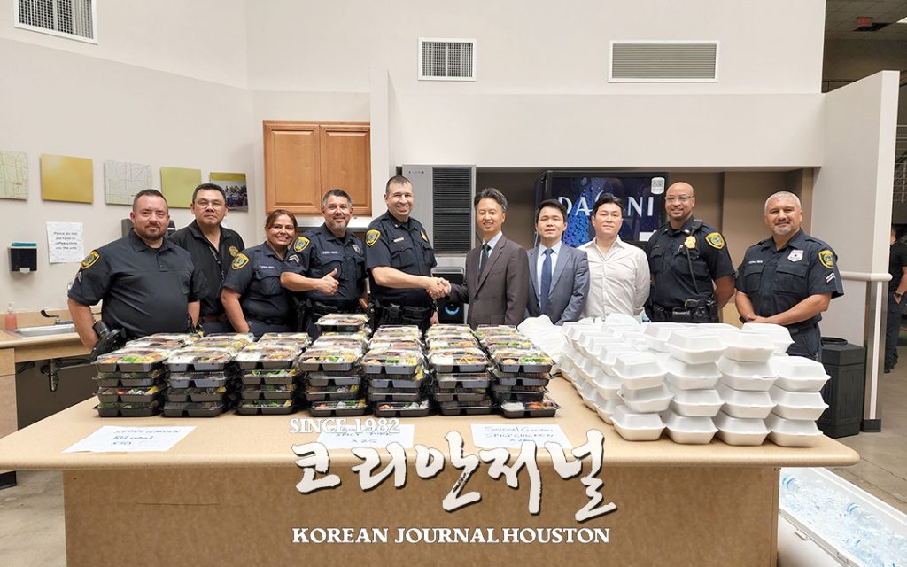 휴스턴 총영사관, 중서부 경찰서 도시락 80개 전달 1 4 1. 총영사관 중서부 경찰서 방문 1
