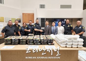휴스턴 총영사관, 중서부 경찰서 도시락 80개 전달