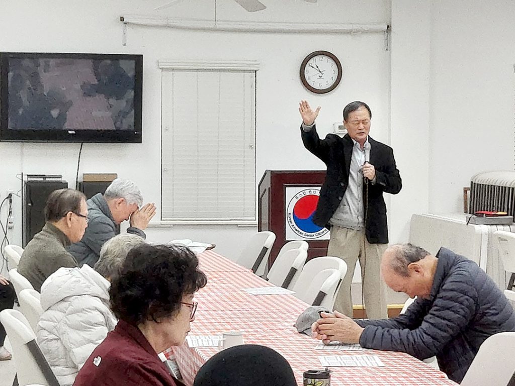 이인승 목사, 18년째 노인회관 방문 예배 인도 1 6 1. 이인승 목사