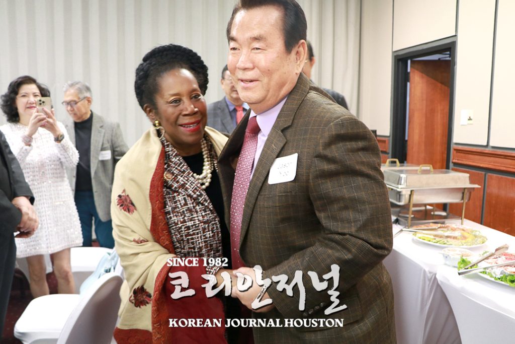 “이민자 목소리 대변하는 노련한 정치인이 우리 곁에 있다.” 5 2 2. 쉴라젝슨리 연방하원의원 후원모임 3