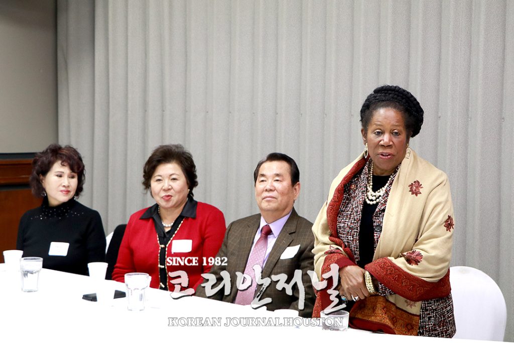 “이민자 목소리 대변하는 노련한 정치인이 우리 곁에 있다.” 3 2 2. 쉴라젝슨리 연방하원의원 후원모임 4
