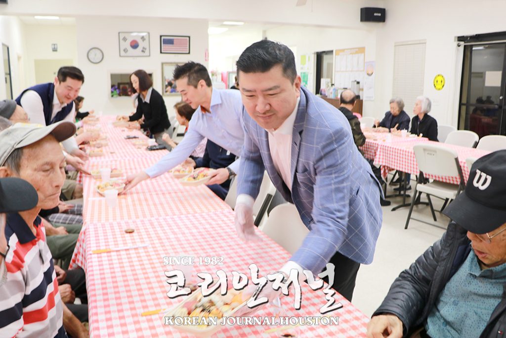 신년 첫 손님으로 노인회 찾은 도쿄가든 케이터링(TGC) 2 4 1. TGC 노인회 경로식사대접 2