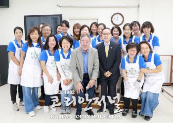 이대동창회 구정맞이 경로식사대접 “역쉬~” 엄지척