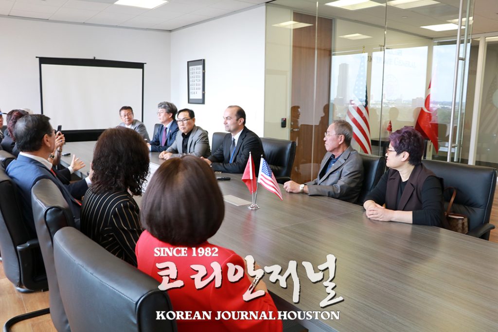 7만 5천여 불 구호성금 휴스턴 튀르키예 총영사관에 전달 4 1 1. 구호성금 튀르키예 총영사관 1