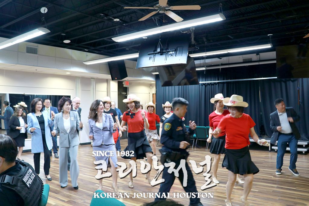 1 1. 해리스카운티 커미셔너 Biones 타운홀미팅 5