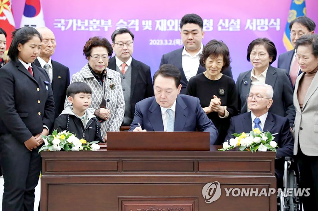 “재외동포 글로벌 네트워크 중심 재외동포청 신설을 축하합니다” 1 1 2. 윤대통령 재외동포청 신설 서명