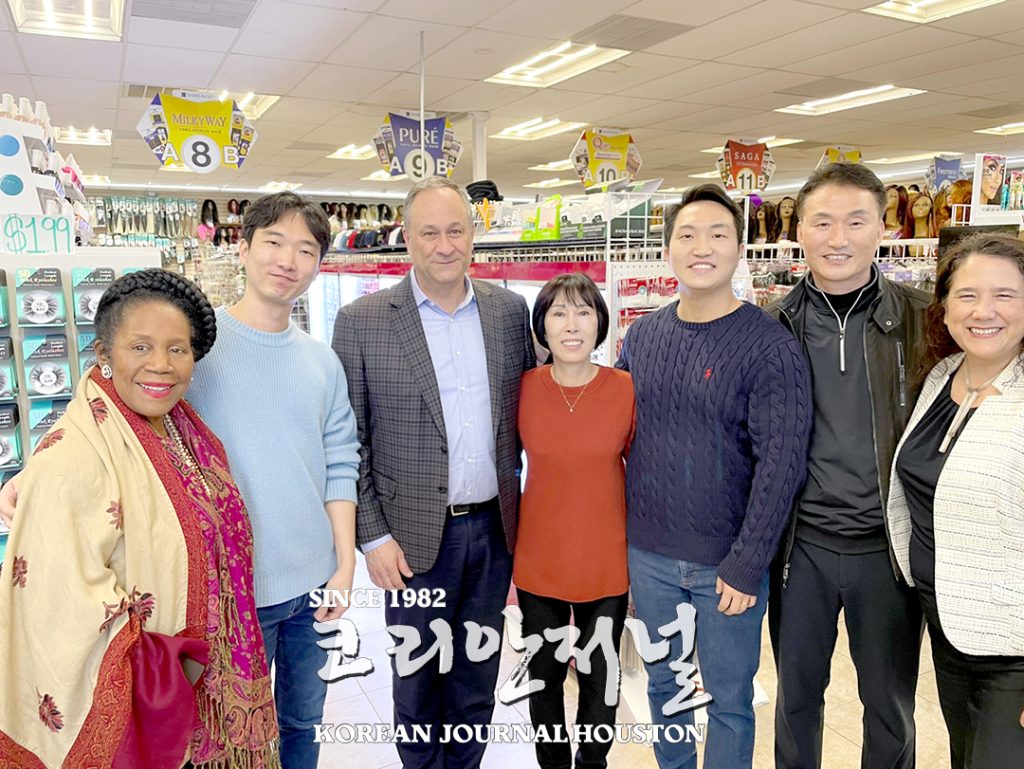 더글라스 엠호프 美부통령 남편, 업타운 뷰티서플라이 10호점 깜짝 방문 1 4. 업타운 뷰티서플라이 1년후 1