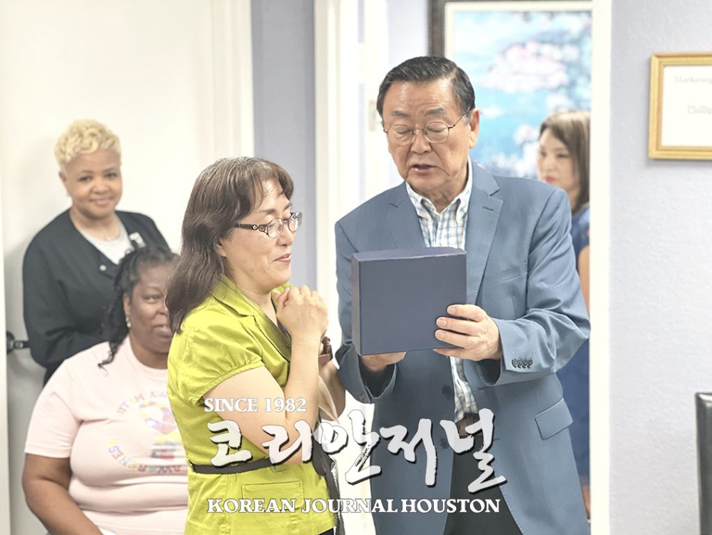 9년간의 노인 요양 봉사 마치고 선교의 길로 1 5 1. 유신영 감사패