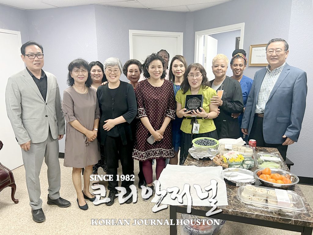 9년간의 노인 요양 봉사 마치고 선교의 길로 2 5 1. 유신영 감사패 2