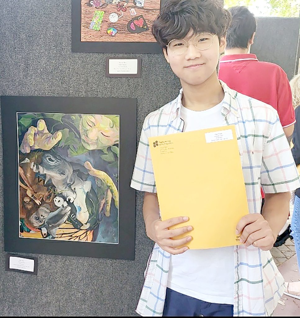 “떡잎부터 알아본다!” 미술대회 휩쓰는 K-영 아티스트들 3 6 1. Performing Arts Houston 학생미술대회 Div.D Chanwoo Shin