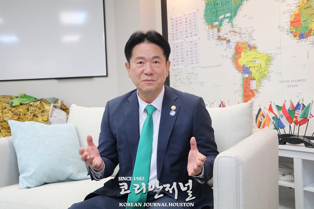 인터뷰 / 휴스턴 동포사회 첫 방문한 이동섭 국기원 원장 1 2 1. 인터뷰 국기원 이동섭 원장 1 1