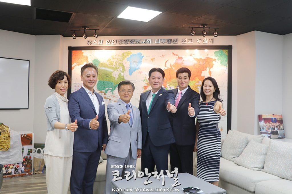 인터뷰 / 휴스턴 동포사회 첫 방문한 이동섭 국기원 원장 3 2 1. 인터뷰 국기원 이동섭 원장 2