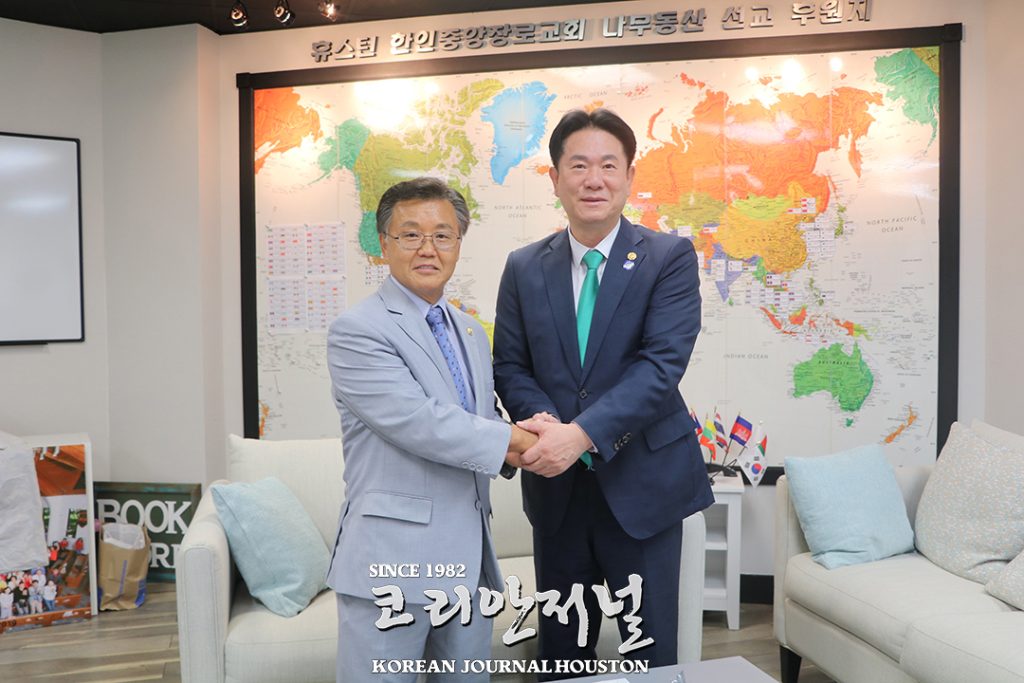 인터뷰 / 휴스턴 동포사회 첫 방문한 이동섭 국기원 원장 2 2 1. 인터뷰 국기원 이동섭 원장 3