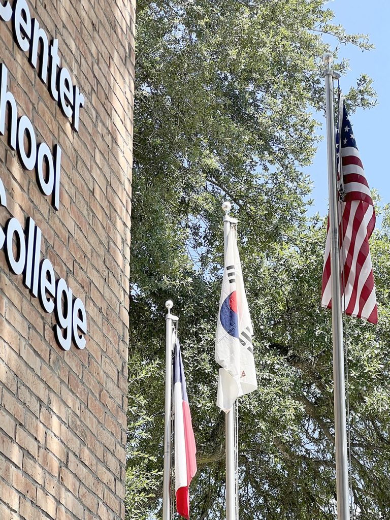 한인회관에 게양된 상처 없는 태극기 1 7 2. 포토뉴스 한인회관 태극기