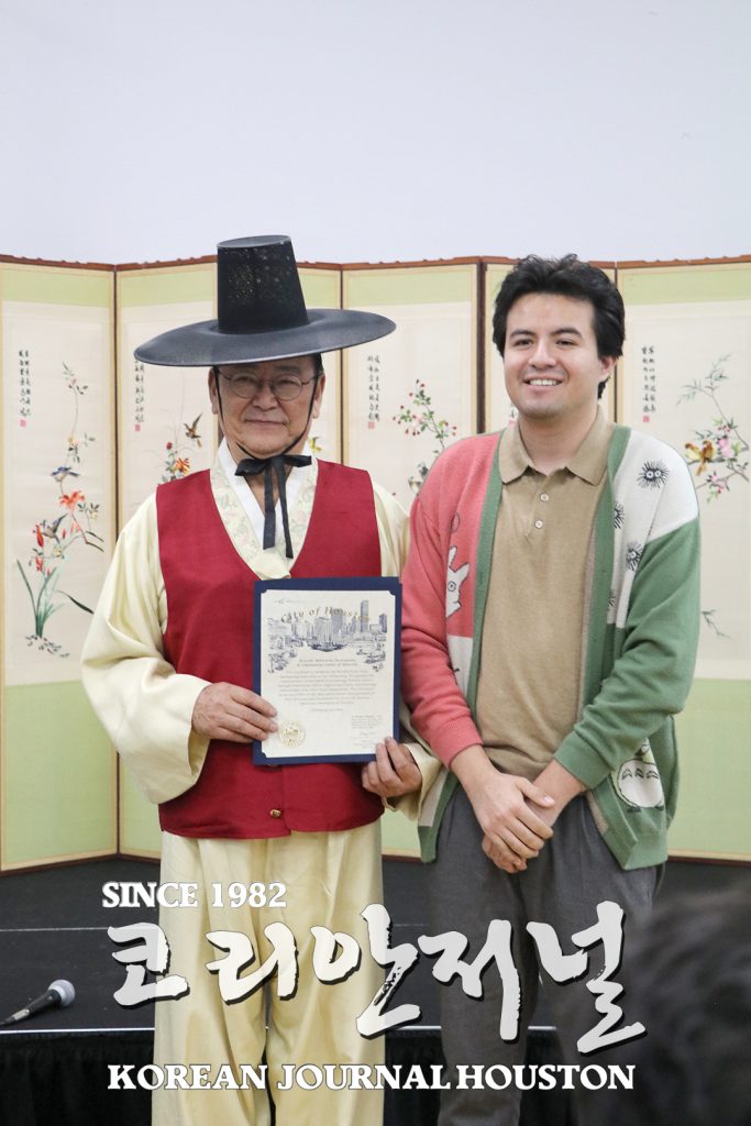 3 1. 애미팩 시의원을 대신해 행사 축하 기념증서 전달한 Alan Roman
