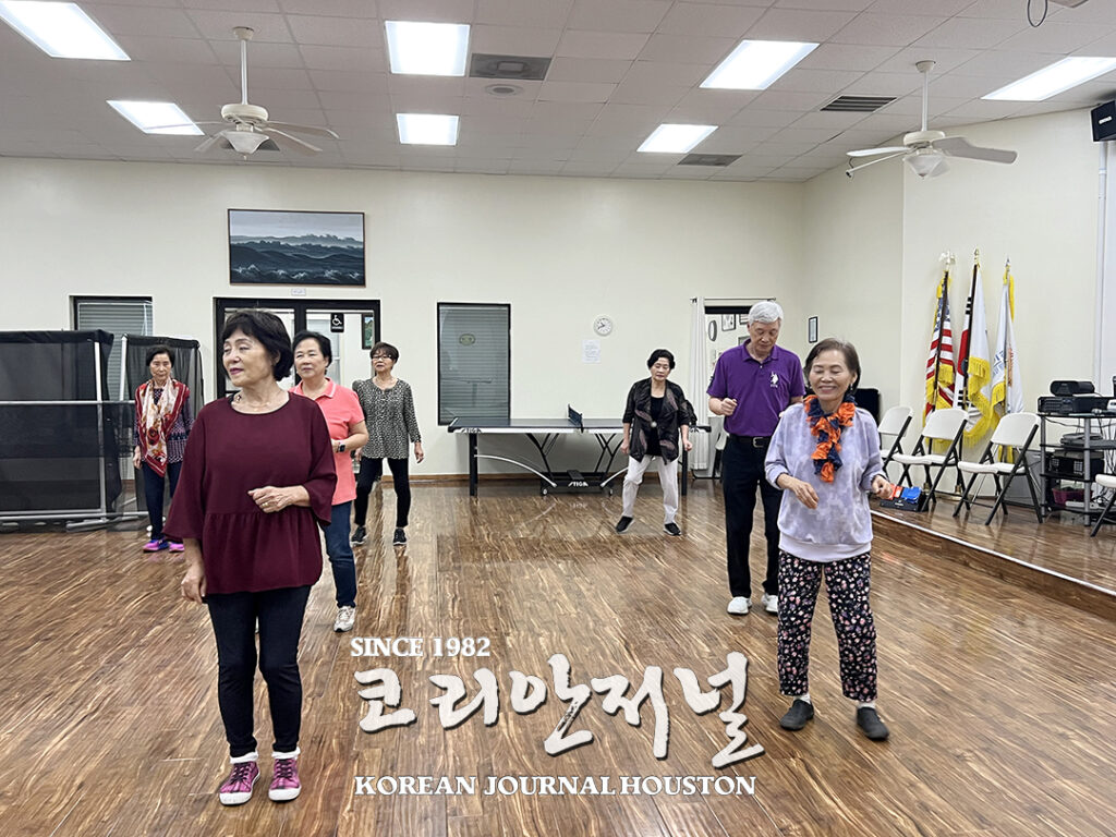 리듬에 맞춰 원 투 쓰리 “땀이 송글송글” 1 6 2. 노인회 금요 건강체조