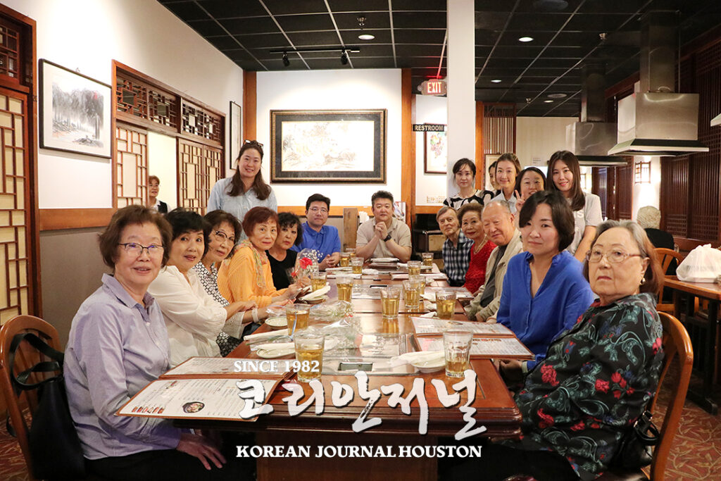 “높고 높은 하늘이라 말들하지만…푸른하늘 그보다도 높은 것 같애” 1 3 3. 새누리교회 어버이날 오찬