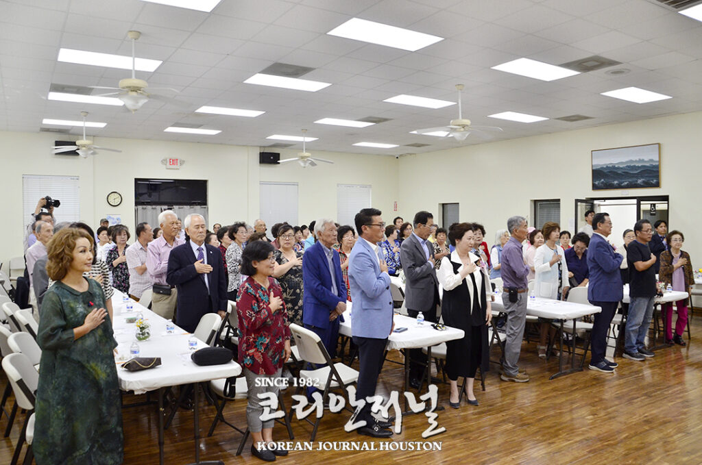 휴스턴 노인회 “우리는 꽃중년” 1 1 1. 2024 노인회 후원의 밤 1