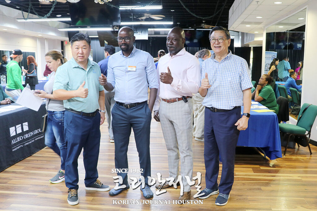 스프링브랜치 취업 박람회 성황 4 3 1. 한인회관 취업박람회 4