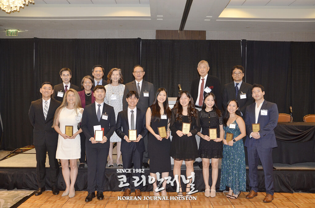 한인 의사협회, 메디컬 전공 학생들에게 장학금 수여 1 6 1. 1한인 의사협회 메디컬 전공 학생들에게 장학금 수여