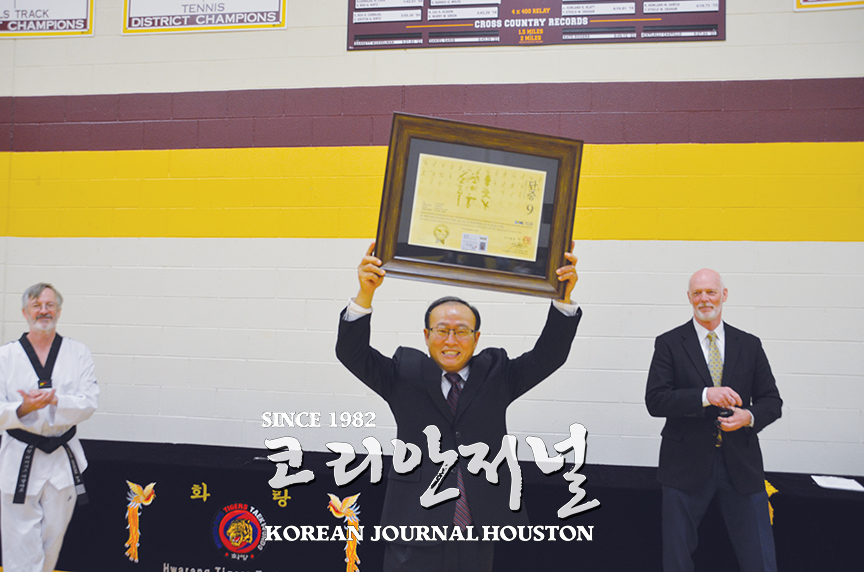 효제, 예의 빛났던 ‘화랑태권도’ 승단증 수여식 2 4 1 2효제 예의 빛났던 ‘화랑태권도 승단증 수여식 1