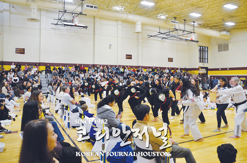 효제, 예의 빛났던 ‘화랑태권도’ 승단증 수여식 3 4 1 3효제 예의 빛났던 ‘화랑태권도 승단증 수여식 1