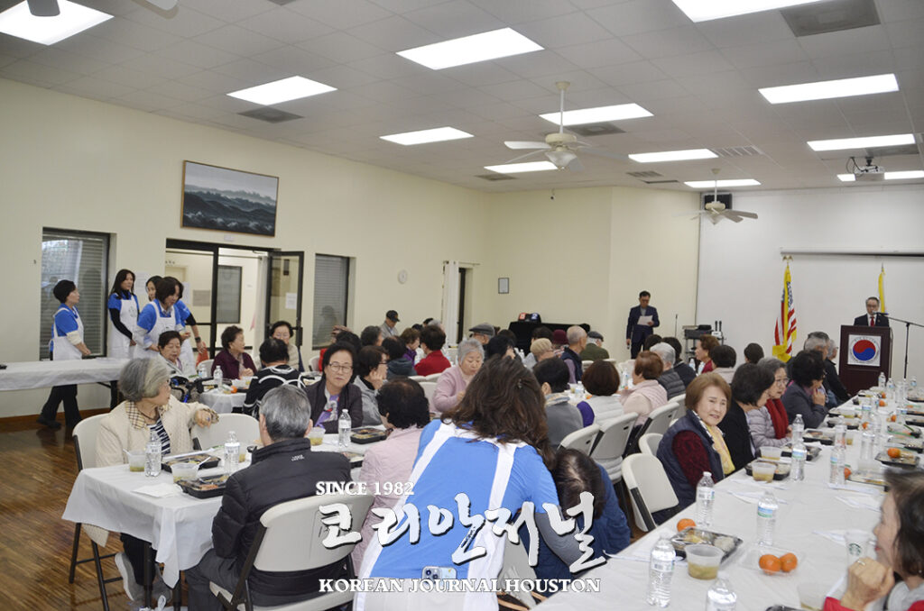 이대 동창회 설날 맞아 노인회 방문 식사 대접 1 1 2 이대 동창회 설날 맞아 노인회 방문 식사 대접